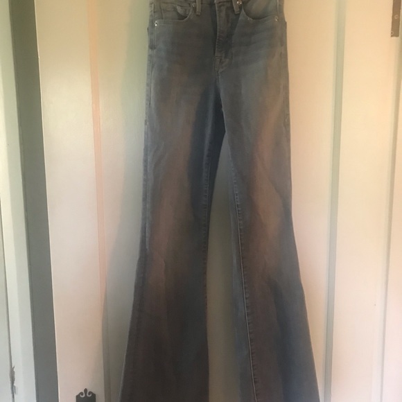 Good American ‘Good Flare’ jeans in BLUE381 - Picture 4 of 5